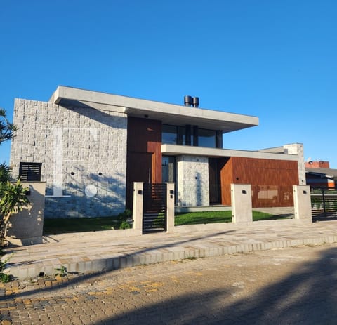 Casa com 260m², 4 dormitórios, 4 suítes, 2 vagas, no bairro Atlântida em Xangri-Lá