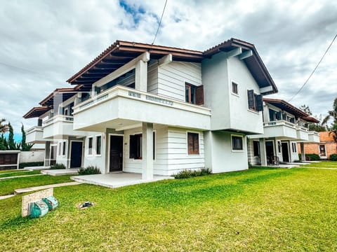 Duplex com 91m², 3 dormitórios, 1 suíte, 1 vaga, Residencial Andiara em Xangri-Lá