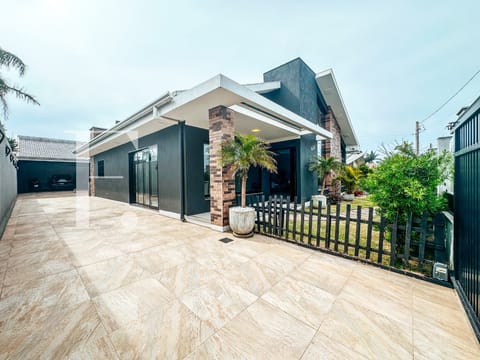 Casa com 280m², 4 dormitórios, 3 suítes, 3 vagas, no bairro Atlântida em Xangri-Lá