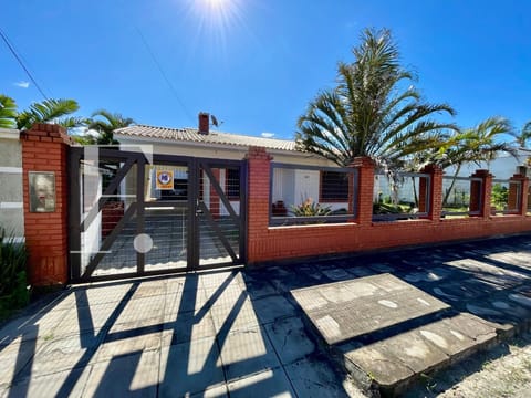 Casa com 211m², 3 dormitórios, 2 suítes, 2 vagas, no bairro Noiva do Mar em Xangri-Lá