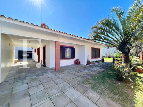 Casa com 211m², 3 dormitórios, 2 suítes, 2 vagas, no bairro Noiva do Mar em Xangri-Lá