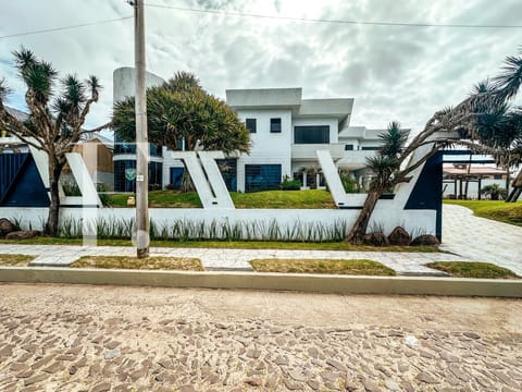 Casa com 635m², 5 dormitórios, 5 suítes, 6 vagas, no bairro Noiva do Mar em Xangri-Lá