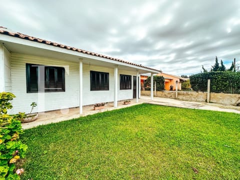 Casa com 52m², 3 dormitórios, 3 vagas, no bairro Rainha do Mar em Xangri-Lá