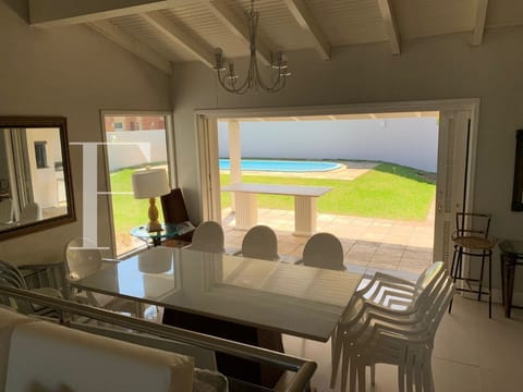 Casa com 235m², 3 dormitórios, 1 suíte, 2 vagas, no bairro Atlântida em Xangri-Lá