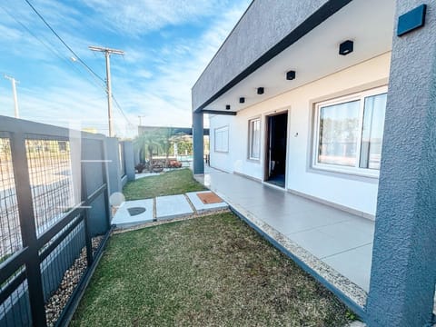 Casa com 140m², 2 dormitórios, 2 suítes, 2 vagas, no bairro Noiva do Mar em Xangri-Lá