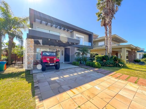 Sobrado com 474m², 5 dormitórios, 5 suítes, 4 vagas, Villaggio em Xangri-Lá