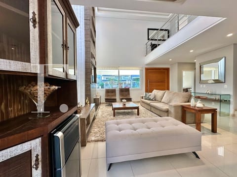 Sobrado com 252m², 4 dormitórios, 4 suítes, 2 vagas, Condado de Capão em Capão da Canoa