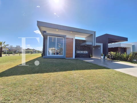 Casa Condomínio com 238m², 4 dormitórios, 4 suítes, 2 vagas, Riviera em Xangri-Lá