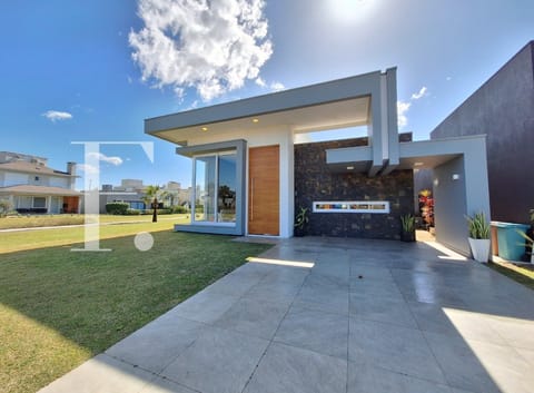 Casa Condomínio com 238m², 4 dormitórios, 4 suítes, 2 vagas, Riviera em Xangri-Lá
