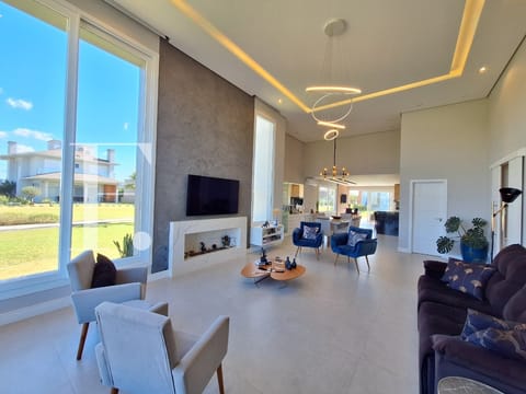 Casa Condomínio com 238m², 4 dormitórios, 4 suítes, 2 vagas, Riviera em Xangri-Lá