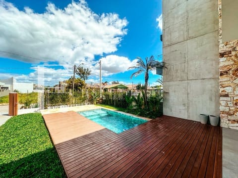 Casa com 235m², 3 dormitórios, 3 suítes, 2 vagas, no bairro Centro em Xangri-Lá