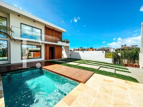 Casa com 235m², 3 dormitórios, 3 suítes, 2 vagas, no bairro Centro em Xangri-Lá