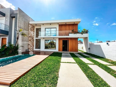 Casa com 235m², 3 dormitórios, 3 suítes, 2 vagas, no bairro Centro em Xangri-Lá