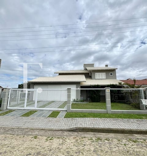Casa com 341m², 5 dormitórios, 5 suítes, 2 vagas, no bairro Remanso em Xangri-Lá
