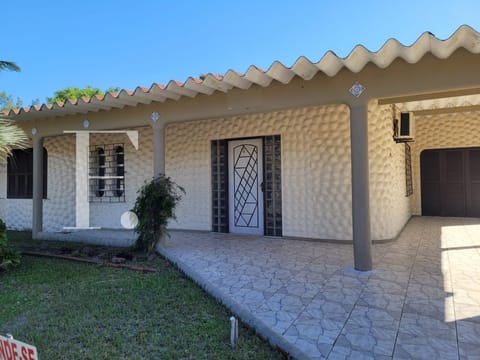 Casa com 140m², 3 dormitórios, 1 suíte, 2 vagas, no bairro Atlântida em Xangri-Lá