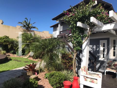 Casa com 242m², 5 dormitórios, 2 suítes, 2 vagas, no bairro Centro em Xangri-Lá