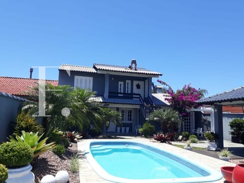 Casa com 242m², 5 dormitórios, 2 suítes, 2 vagas, no bairro Centro em Xangri-Lá