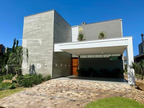 Sobrado com 425m², 4 dormitórios, 4 suítes, 2 vagas, Malibu em Xangri-Lá