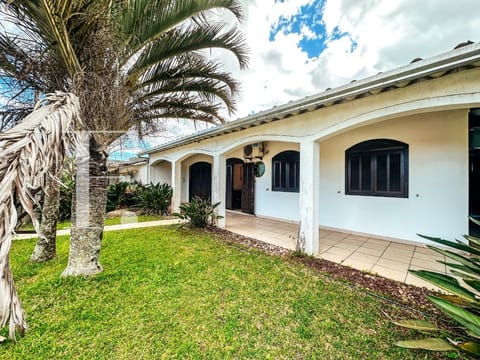 Casa com 197m², 5 dormitórios, 2 vagas, no bairro Noiva do Mar em Xangri-Lá