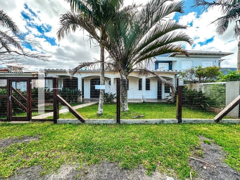 Casa com 197m², 5 dormitórios, 2 vagas, no bairro Noiva do Mar em Xangri-Lá