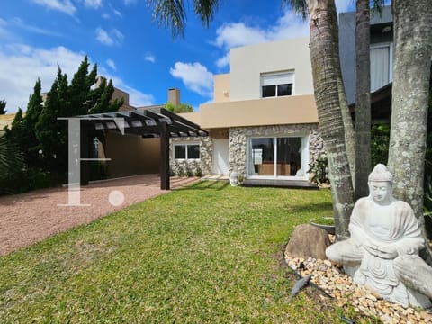Sobrado com 152m², 3 dormitórios, 3 suítes, 2 vagas, Las Palmas em Xangri-Lá
