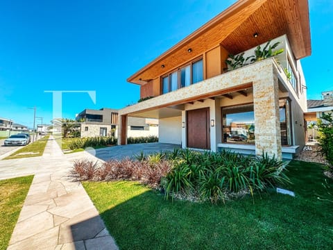 Sobrado com 430m², 6 dormitórios, 6 suítes, 4 vagas, Los Cobos em Xangri-Lá