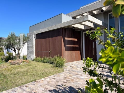 Casa Condomínio com 204m², 4 dormitórios, 4 suítes, 2 vagas, Riviera em Xangri-Lá