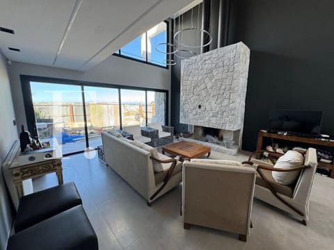 Sobrado com 315m², 6 dormitórios, 6 suítes, 3 vagas, no bairro Centro em Xangri-Lá
