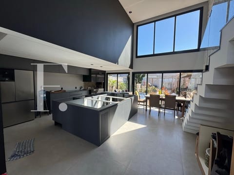 Sobrado com 315m², 6 dormitórios, 6 suítes, 3 vagas, no bairro Centro em Xangri-Lá