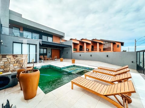 Casa com 275m², 4 dormitórios, 4 suítes, 6 vagas, no bairro Centro em Xangri-Lá