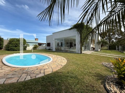 Casa com 151m², 3 dormitórios, 1 suíte, 4 vagas, no bairro Atlântida em Xangri-Lá