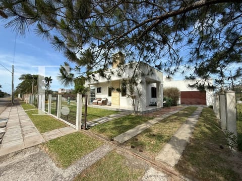Casa com 151m², 3 dormitórios, 1 suíte, 4 vagas, no bairro Atlântida em Xangri-Lá