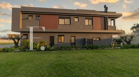 Sobrado com 415m², 6 dormitórios, 6 suítes, 2 vagas, Los Cobos em Xangri-Lá