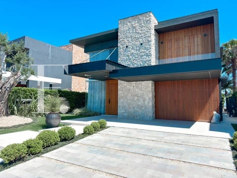 Sobrado com 265m², 5 dormitórios, 5 suítes, 2 vagas, Malibu em Xangri-Lá