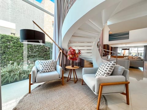 Sobrado com 265m², 5 dormitórios, 5 suítes, 2 vagas, Malibu em Xangri-Lá