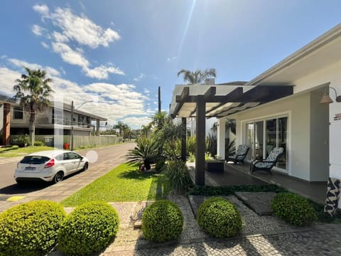 Casa Condomínio com 152m², 3 dormitórios, 3 suítes, 2 vagas, Condado de Capão em Capão da Canoa