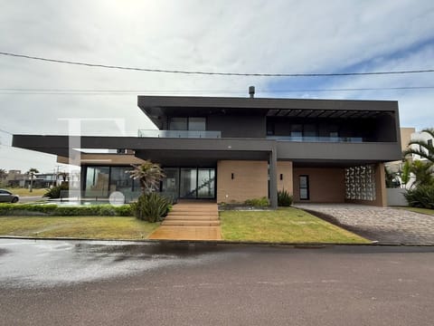 Sobrado com 330m², 4 dormitórios, 4 suítes, 4 vagas, Atlântico Villas Club em Atlântida Sul
