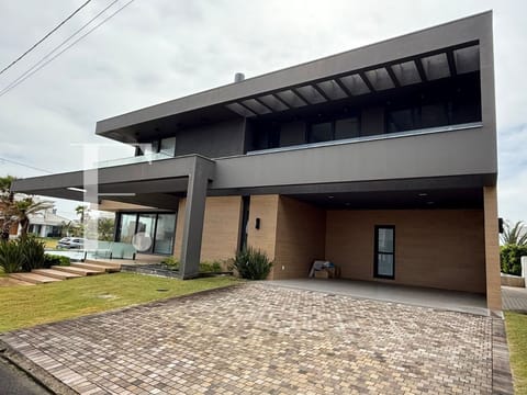 Sobrado com 330m², 4 dormitórios, 4 suítes, 4 vagas, Atlântico Villas Club em Atlântida Sul