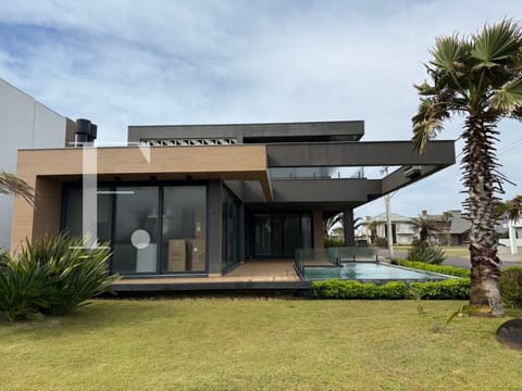 Sobrado com 330m², 4 dormitórios, 4 suítes, 4 vagas, Atlântico Villas Club em Atlântida Sul