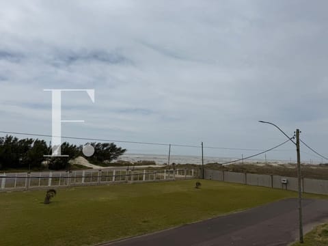 Sobrado com 350m², 4 dormitórios, 4 suítes, 4 vagas, Atlântico Villas Club em Atlântida Sul