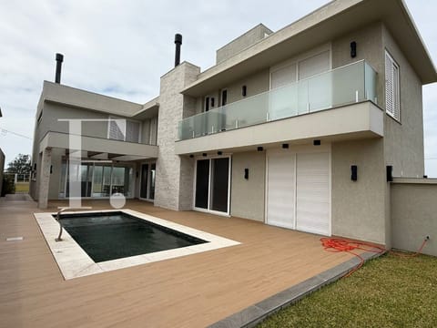 Sobrado com 350m², 4 dormitórios, 4 suítes, 4 vagas, Atlântico Villas Club em Atlântida Sul