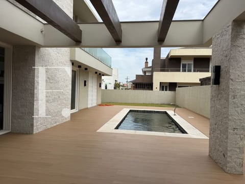 Sobrado com 350m², 4 dormitórios, 4 suítes, 4 vagas, Atlântico Villas Club em Atlântida Sul