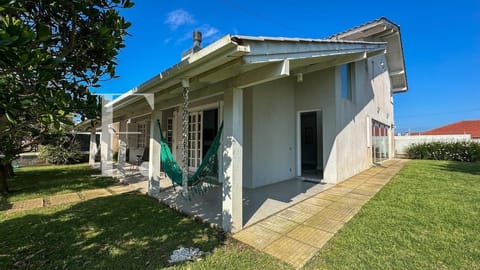 Casa com 321m², 4 dormitórios, 3 suítes, 4 vagas, no bairro Rainha do Mar em Xangri-Lá
