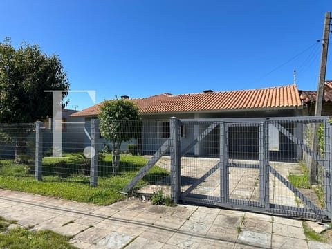 Casa com 140m², 3 dormitórios, 1 suíte, 2 vagas, no bairro Centro em Xangri-Lá
