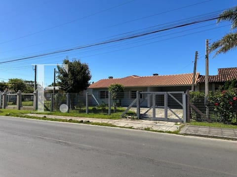 Casa com 140m², 3 dormitórios, 1 suíte, 2 vagas, no bairro Centro em Xangri-Lá