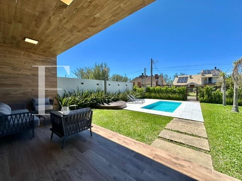 Casa com 243m², 4 dormitórios, 4 suítes, 2 vagas, no bairro Remanso em Xangri-Lá