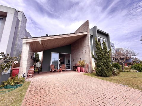 Sobrado com 250m², 4 dormitórios, 4 suítes, 2 vagas, Riviera em Xangri-Lá