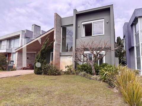 Sobrado com 250m², 4 dormitórios, 4 suítes, 2 vagas, Riviera em Xangri-Lá