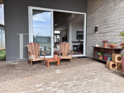 Sobrado com 250m², 4 dormitórios, 4 suítes, 2 vagas, Riviera em Xangri-Lá