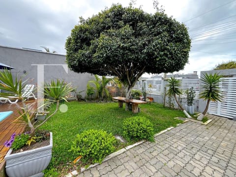 Casa com 110m², 2 dormitórios, 2 suítes, 4 vagas, no bairro Rainha do Mar em Xangri-Lá